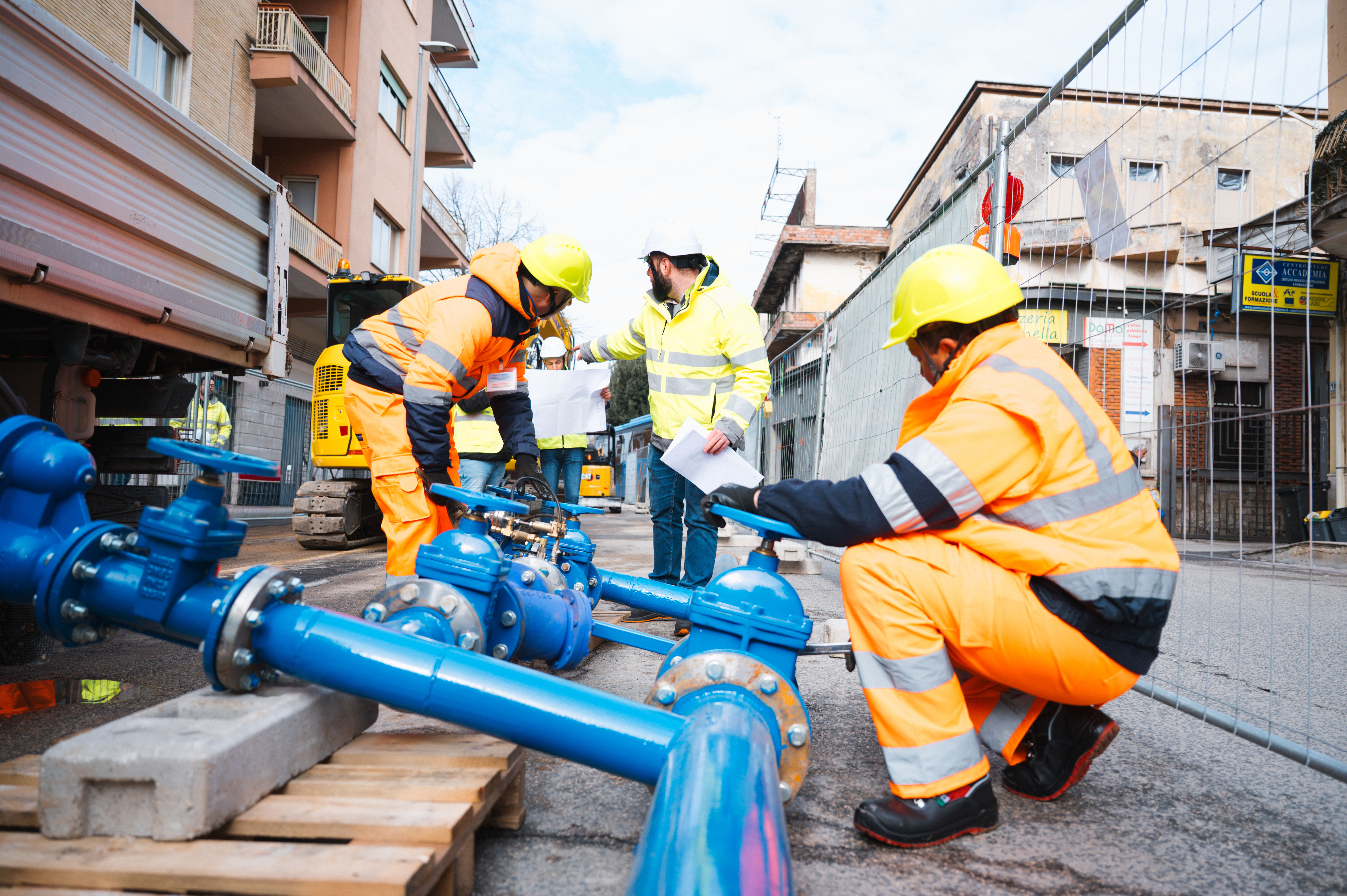 Operai lavorano a delle tubature