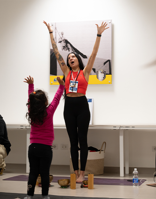 Una donna insegna ai bambini una posizione dello yoga durante l'evento "Un pomeriggio insieme" presso lo stadio Benito Stirpe di Frosinone