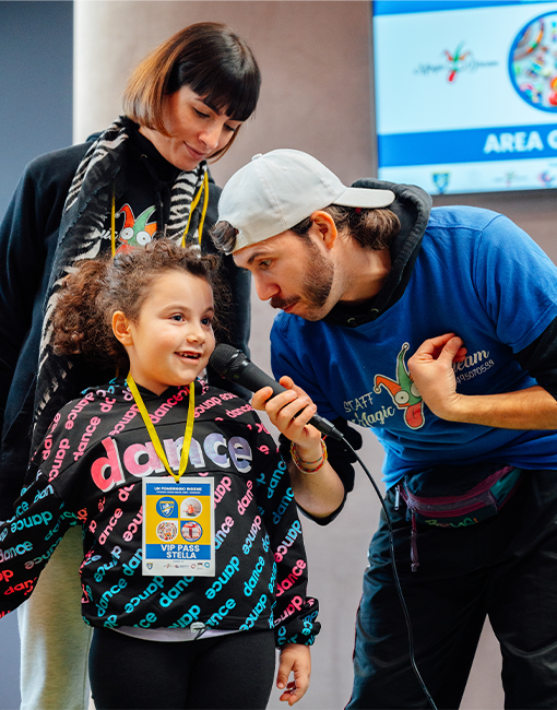 Una bambina parla al microfono durante l'evento "Un pomeriggio insieme" presso lo stadio Benito Stirpe di Frosinone