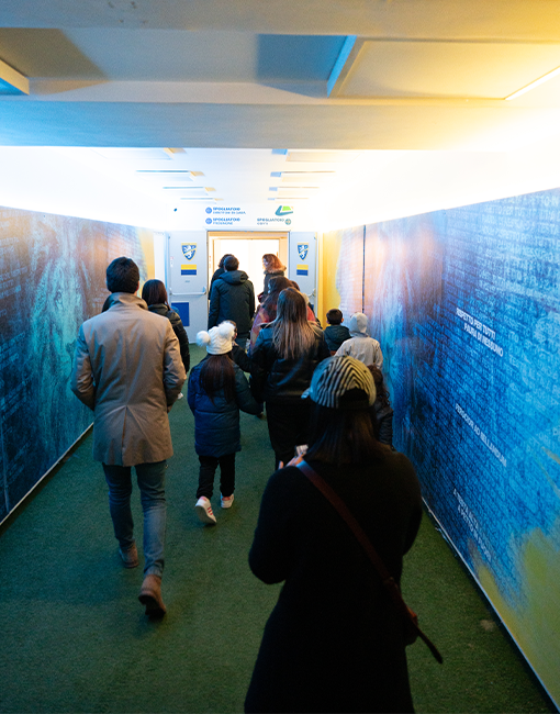 Bambini e accompagnatori camminano nei corridoi dello stadio Benito Stirpe di Frosinone