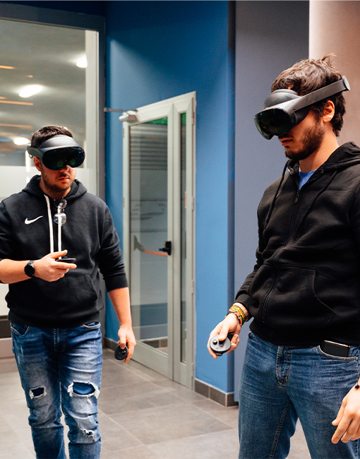 Due ragazzi testano i visori per la realtà virtuale