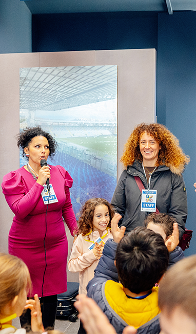 Due volontarie insieme ai bambini partecipano all'evento "Un pomeriggio insieme" presso lo stadio Benito Stirpe di Frosinone